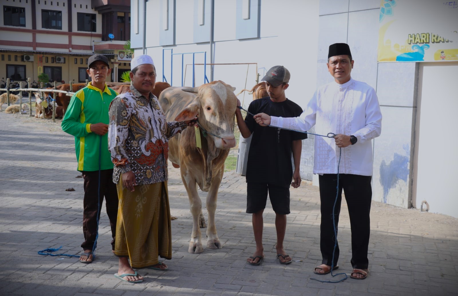 Kapolres Bojonegoro Serahkan 44 Hewan Kurban ke Ponpes hingga Tokoh Agama